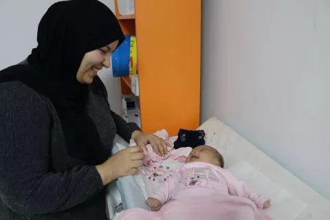 Une maman avec son bébé au centre de neurodéveloppement de Baba Hassen