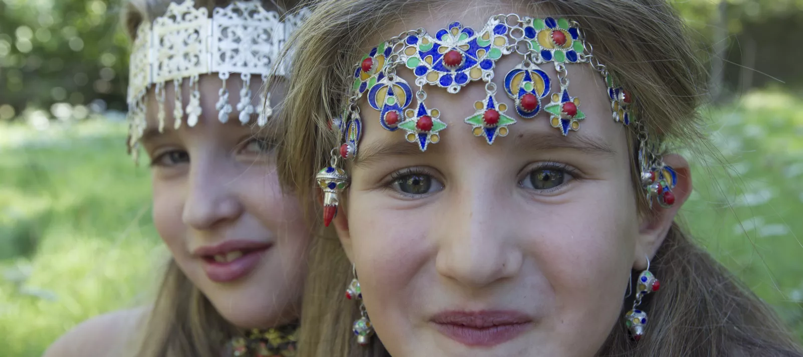 Jeunes filles parées de bijoux berbères 