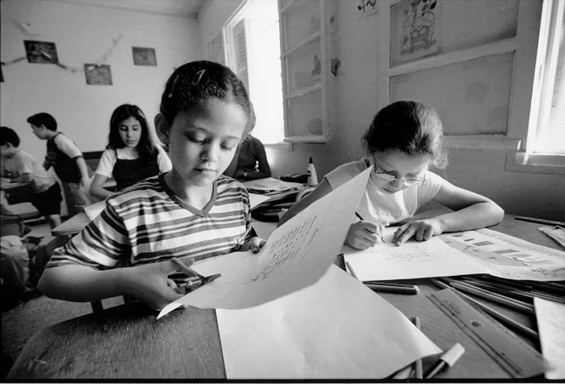 Deux écolières dessinent en classe, 2001