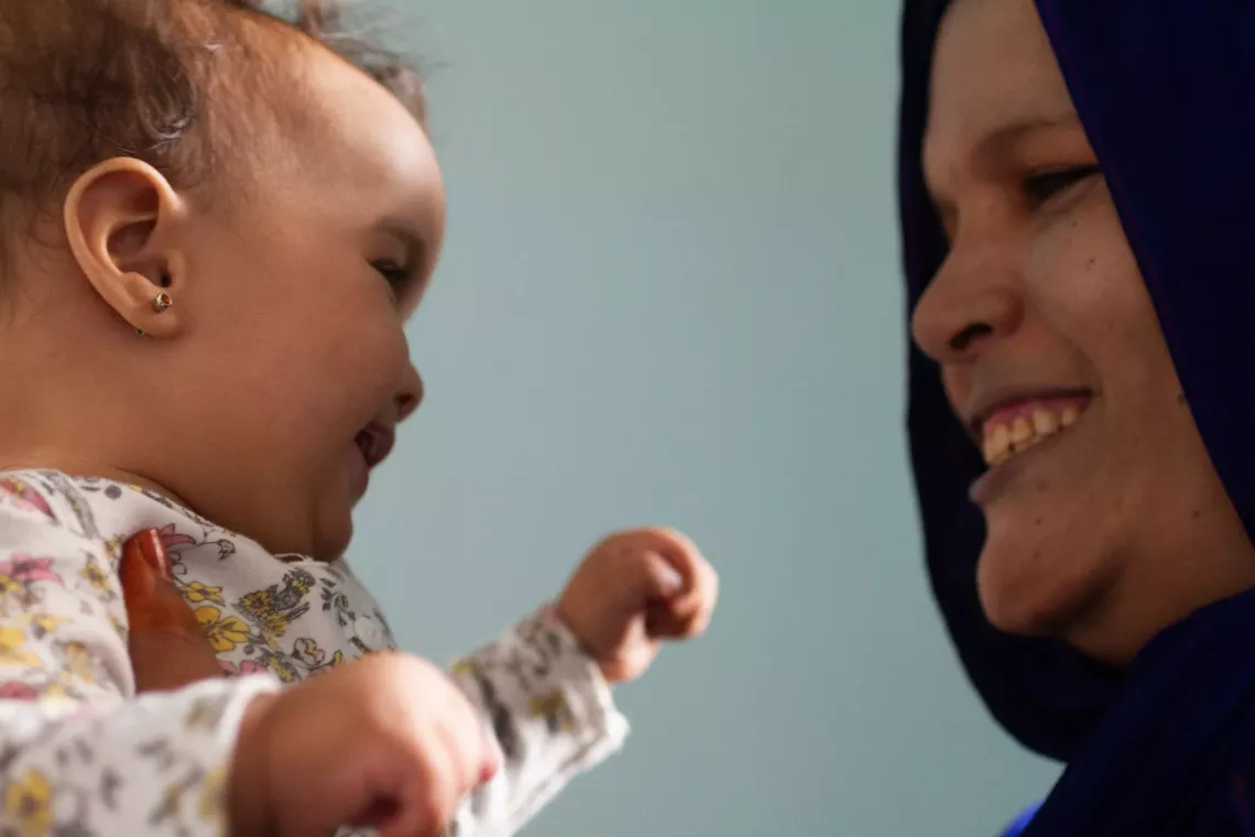 Une mère réfugiée sahraouie et son enfant qui sourient