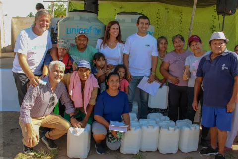 El equipo de UNICEF junto a los pobladores de La Misión, en Salta