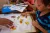 Un nene analiza unas tarjetas con imágenes de alimentos para conocer qué comidas son saludables