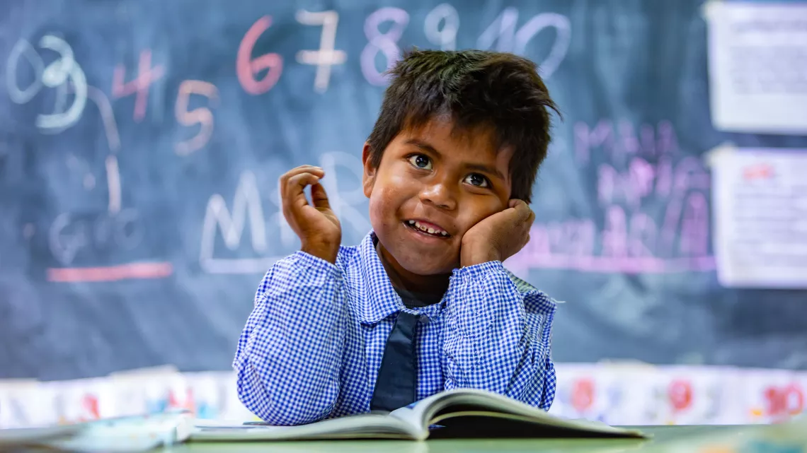 Un nene en su escuela, parte del programa de Alfabetización temprana