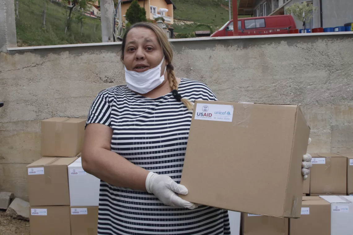 Alma Agić i Samir Bešić, stanovnici ovog naselja, koji su volonterski pomogli pri podjeli paketa, naglašavaju kako je ova pomoć itekako dobro došla u odbrani od zaraze koronavirusom. 