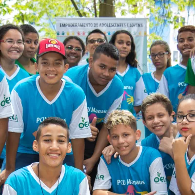 Grupo de adolescentes que participam de projeto do UNICEF em Manaus
