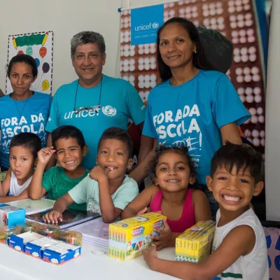 crianças venezuelanas com profissionais do UNICEF e seus parceiros