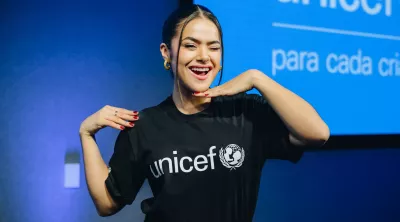 Foto mostra Maisa com a camiseta do UNICEF