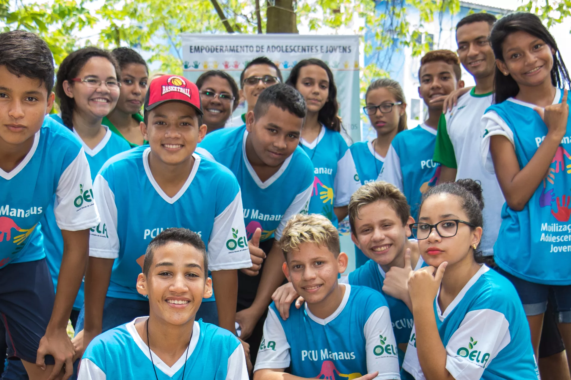 Grupo de adolescentes que participam de projeto do UNICEF em Manaus