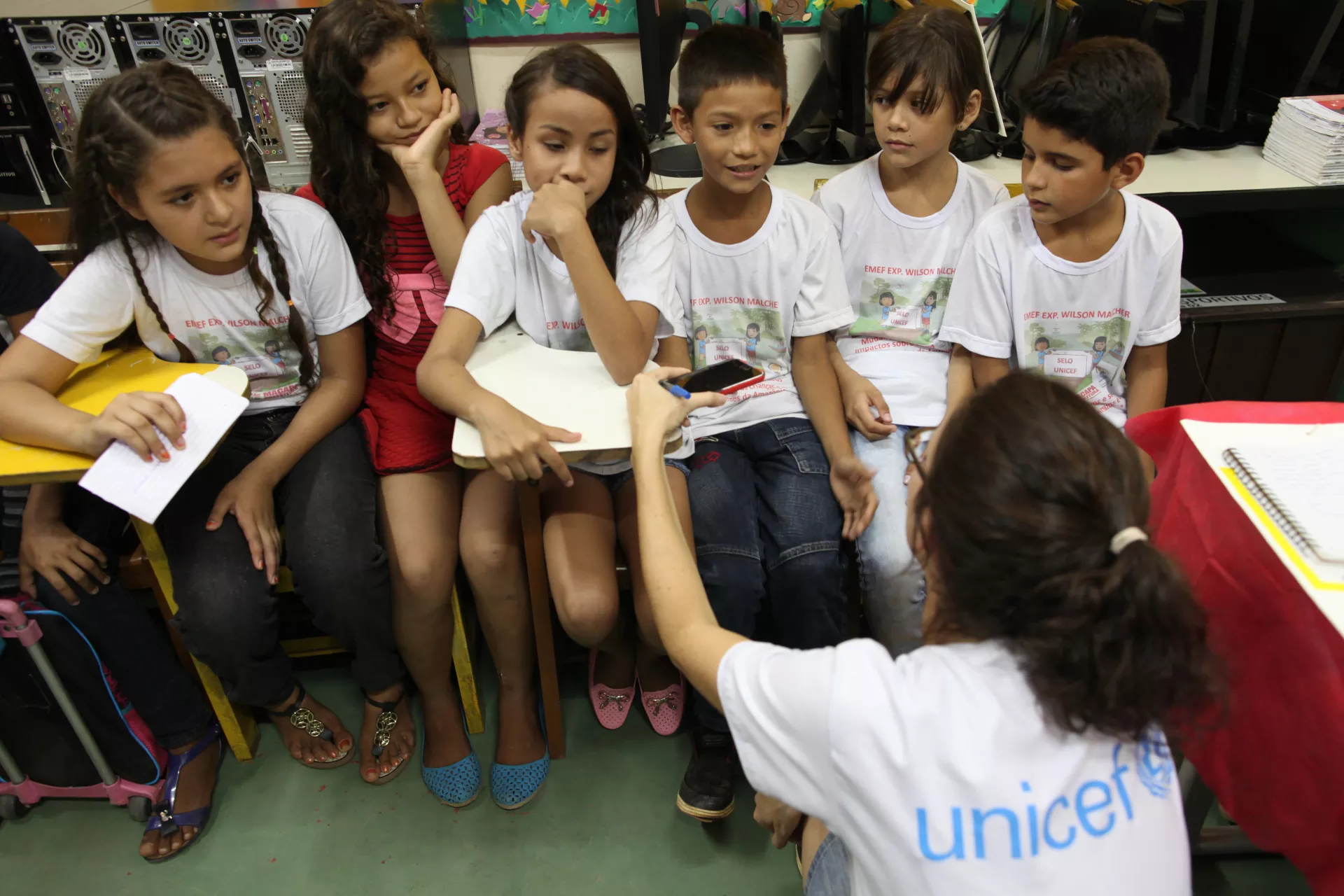 Funcionária do UNICEF conversa com crianças no Amapá