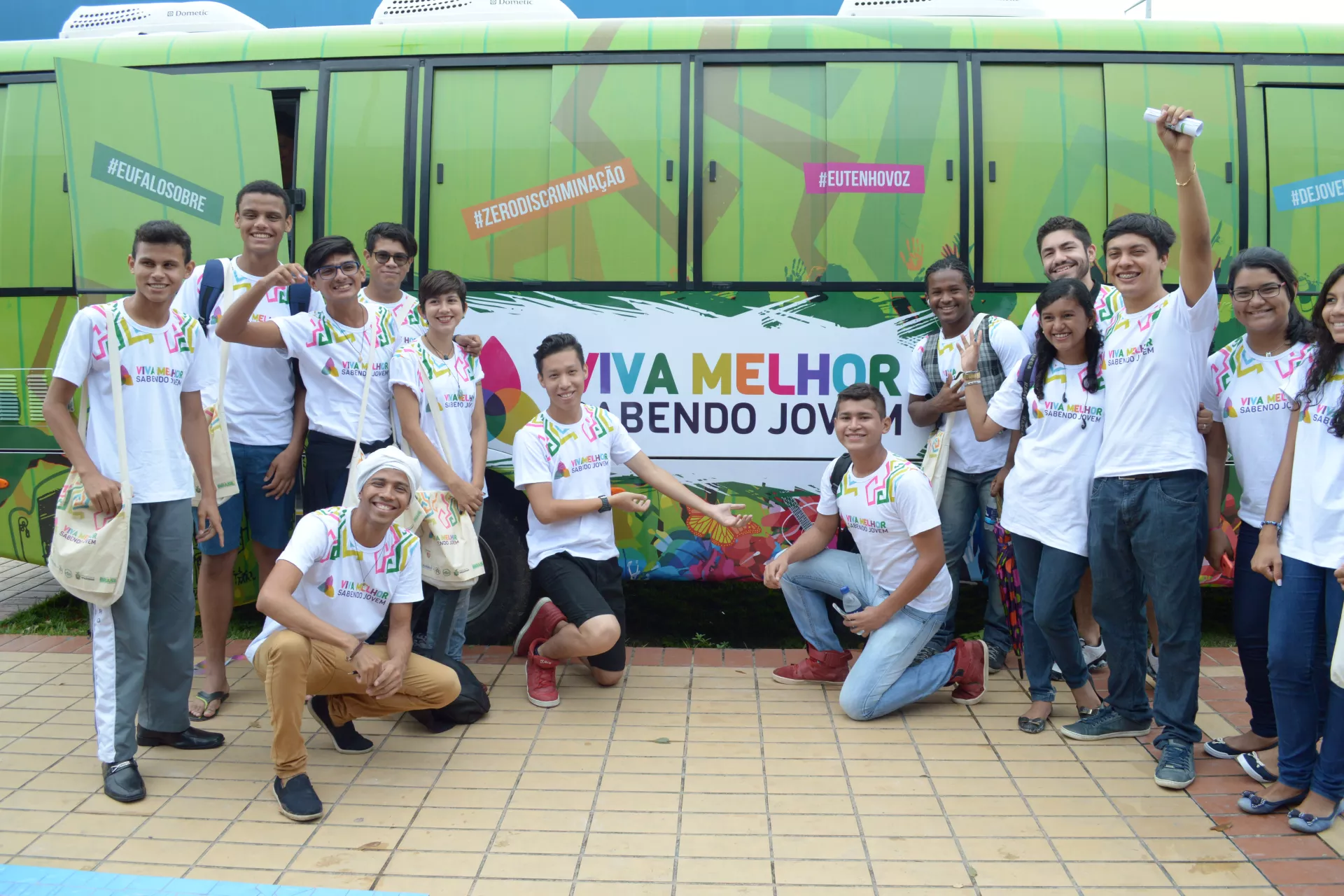Adolescentes em frente ao ônibus do projeto Viva Melhor Sabendo Jovem