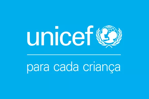 Imagem com fundo azul e o logo do UNICEF e seu lema 'para cada criança'