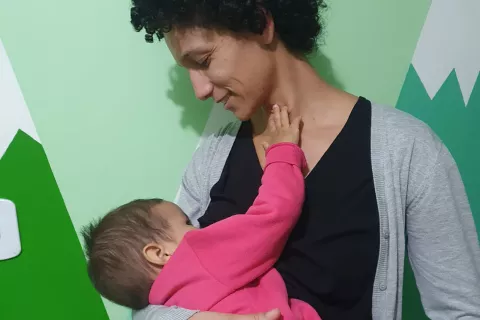 Foto mostra uma mãe amamentando seu bebê