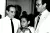 Renato Aragão e Roger Moore com um menino. Foto antiga, de 1991.