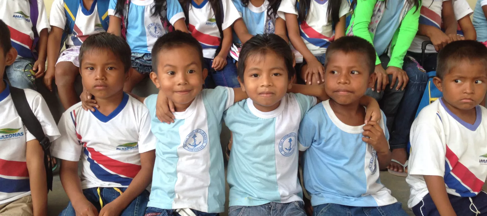 Crianças indígenas posam de uniforme escolar