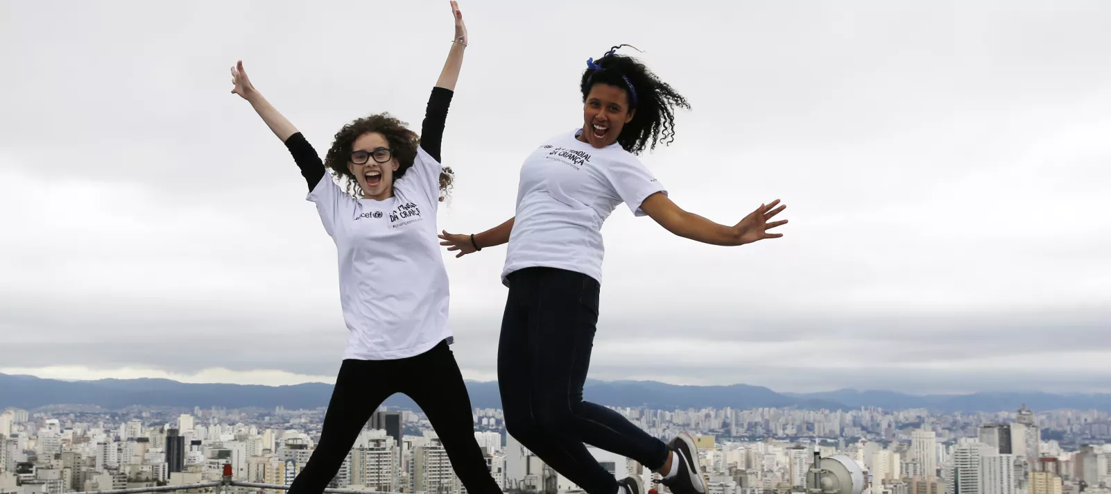Duas adolescentes dão saltos em um terraço de São Paulo