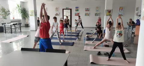 Снимки на деца от украйна, в детски клуб, правят йога