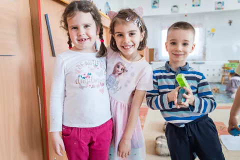 Деца позират за снимка в класна стая в детска градина № 9 в Брашов, Румъния