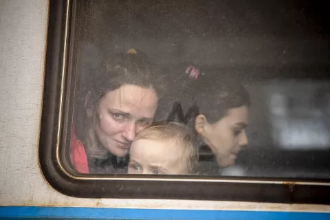 Семейство с бежанци от Украйна, които пътуват във влак