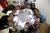 Деца са седнали на кръгла маса и рисуват заедно в услуга, подкрепена от УНИЦЕФ.