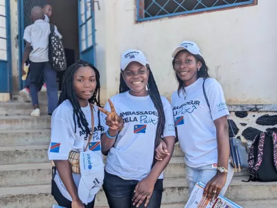 Ketsia Muteya, a UN Volunteer in the first cohort of the Young Champions programme, with U-Reporters from Bukavu, in eastern DRC.