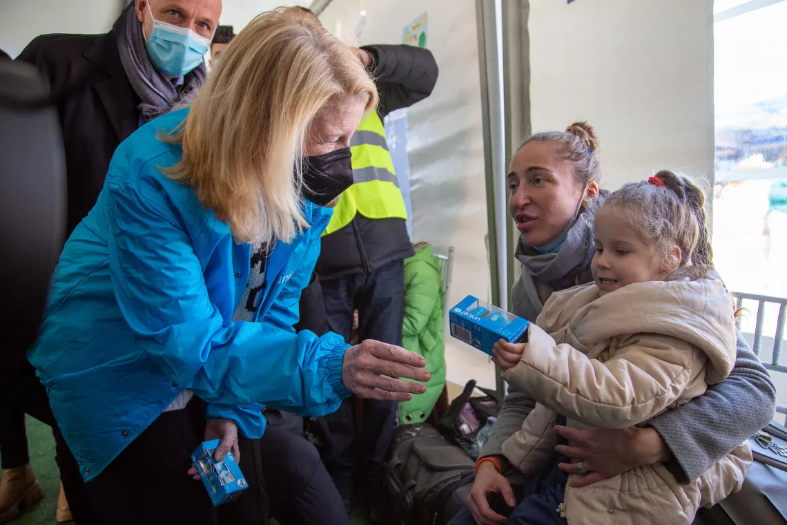 UNICEF Executive Director Catherine Russell with refugee children from Ukraine