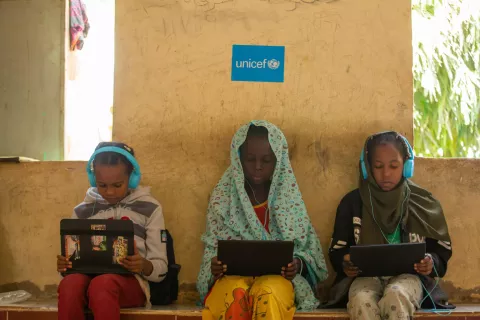 Niños y niñas desplazados participan en una sesión de aprendizaje digital en el campo para personas desplazadas internamente de Al Salam en el estado de Kassala.