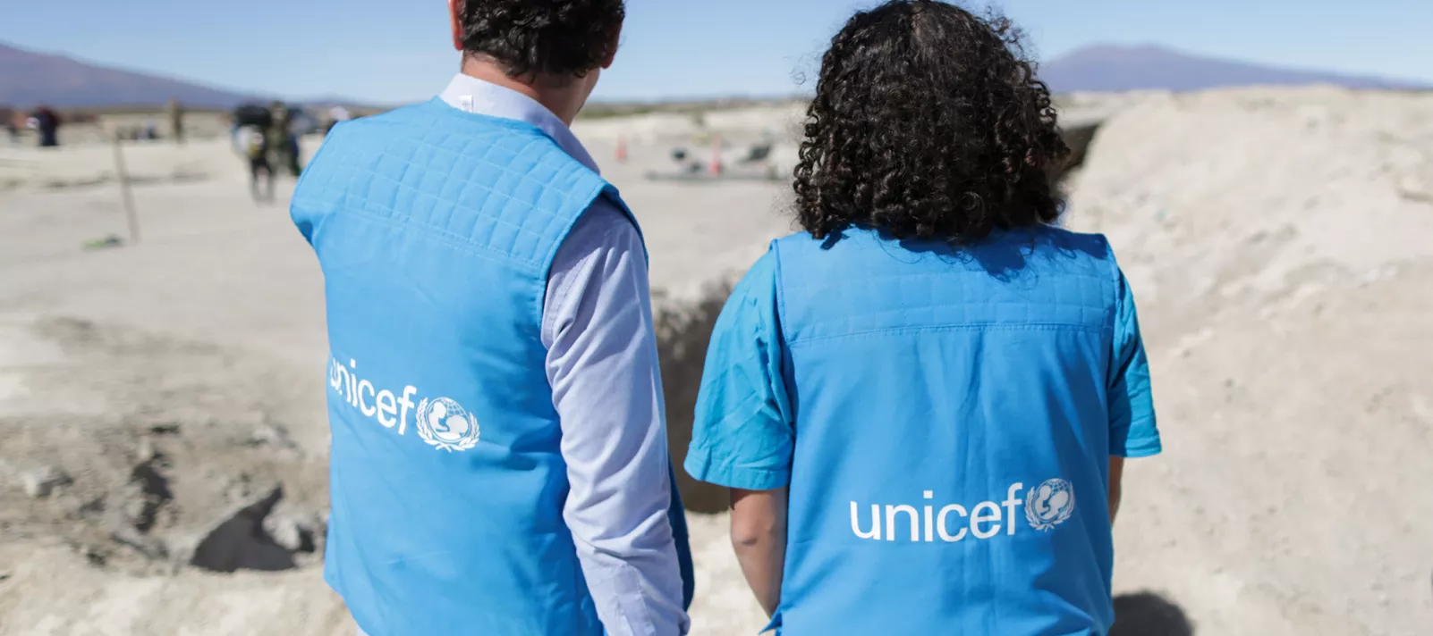 Trabajadores de UNICEF en terreno mirando al horizonte