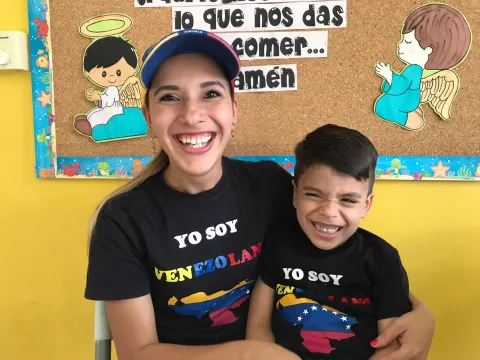 Paola Andrea y su hijo Thiago, migrantes venezolanos.