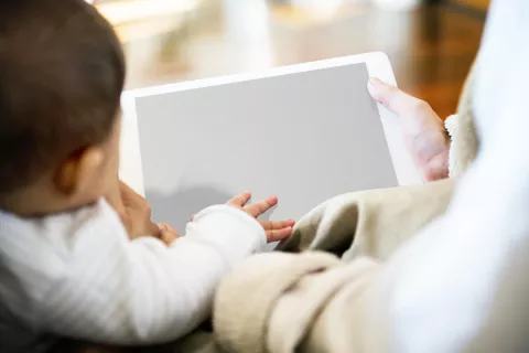 Bebé y pantalla de tablet