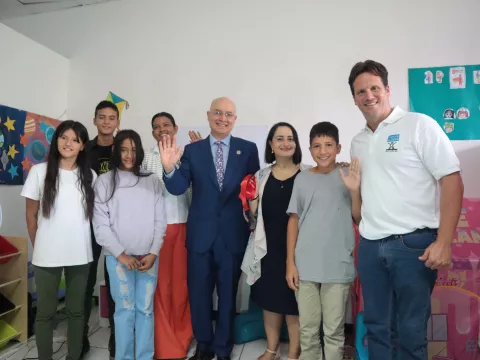 Niños y niñas del Espacio Seguro Tempora en Fundación Lloverá posando junto a autoridades de la ONU, PANI, Migración Costa Rica y Fundación Lloverá
