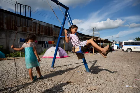 Dos niñas migrantes en trásito en Paso Canoas, Frontera Sur de Costa Rica
