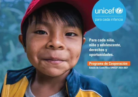 Foto de niño indígena mirando a la cámara con texto que dice "Para cada niña,  niño y adolescente,  derechos y oportunidades: Programa de Cooperación  Estado de Costa Rica-UNICEF 2023-2027".