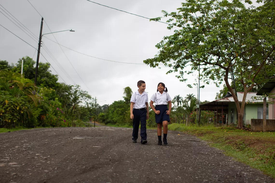 Ana Martínez (10) y Juan Pablo Moreno (10) caminan hacia la escuela Vega del Río Palacios donde cursan el quinto grado. 