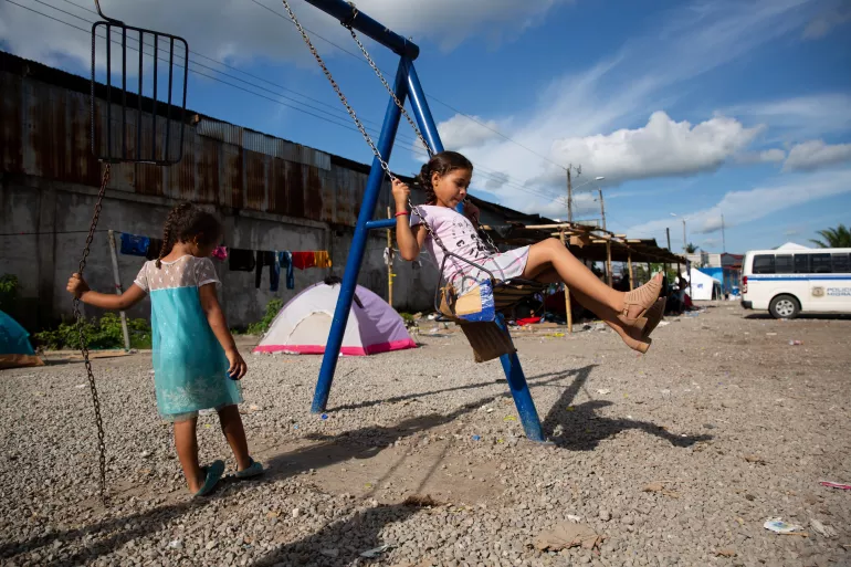 Dos niñas migrantes en trásito en Paso Canoas, Frontera Sur de Costa Rica