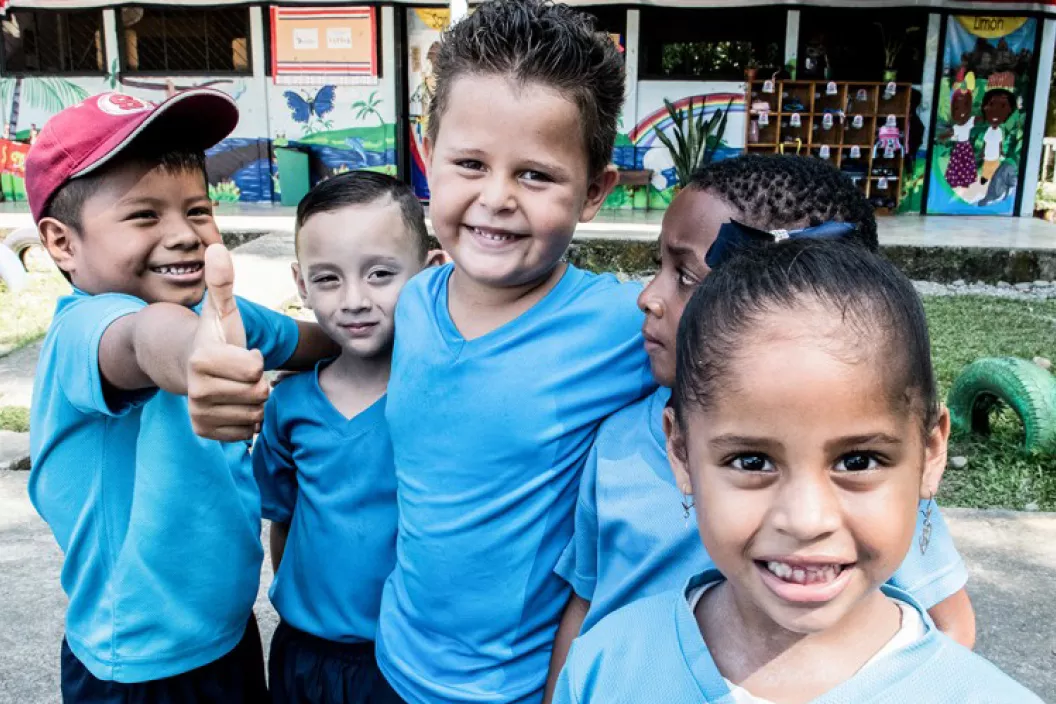 Alumnos de una escuela en Cahuita, Limón, le sonríen a la cámara