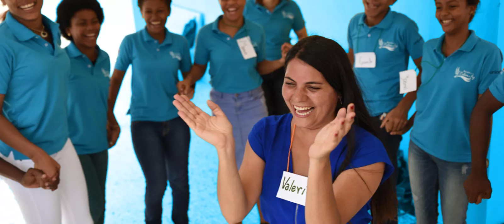 Facilitadora técnica de UNICEF entrenando a estudiantes en un Taller de Cultura de Paz