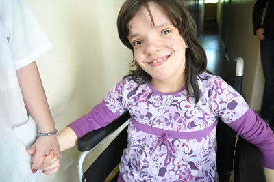 Пятнадцатилетняя Станислава живет в центре семейного типа для детей-инвалидов и посещает обычную школу. 