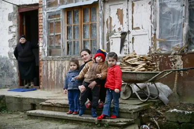 Грузия. Мать с тремя детьми. Семья живет в нищете, но благодаря поддержке ЮНИСЕФ им удалось остаться вместе.