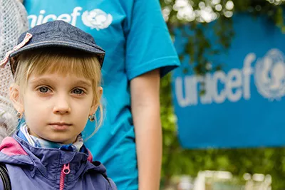 Девочка, затронутая конфликтом, участвует в праздновании Международного дня защиты детей в Святогорске (Восточная Украина). Мероприятие организовано Центром социальных служб, поддерживаемым ЮНИСЕФ.