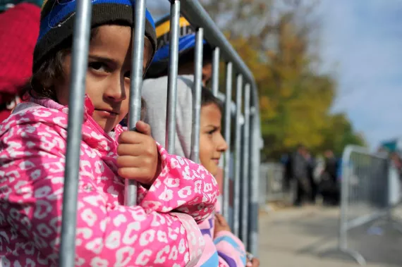 Сербия. Двое детей ждут, пока их родители завершат процедуру регистрации в центре приема беженцев в городе Прешево, недалеко от границы с бывшей югославской Республикой Македонией. 