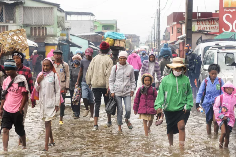 Ilanivato district, Antananarivo, Analamanga Region (19/01/2022) : the main road is waterlogged, everyone manages to cross it. 