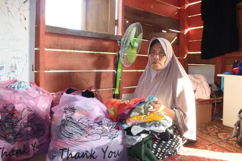 Ibu Ernawati duduk di rumahnya di distrik Gampong Lamlagang di Aceh 