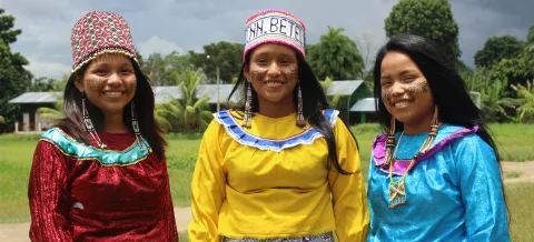 Tres adolescentes peruanas de la región Ucayali.