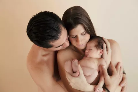 Francesca (del área de Responsabilidad Social Corporativa en UNICEF México) con su bebé y su esposo