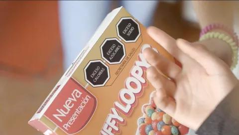 Una caja de cereal con el nuevo etiquetado