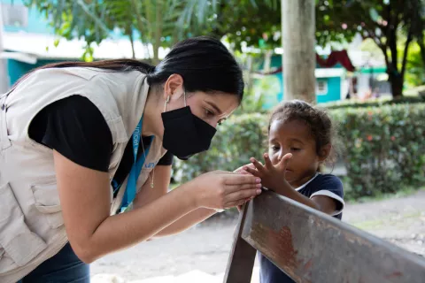 Personal de UNICEF con una niña en situación de migración en Chiapas