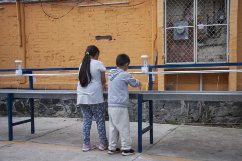 Dos niños lavando sus manos en la escuela