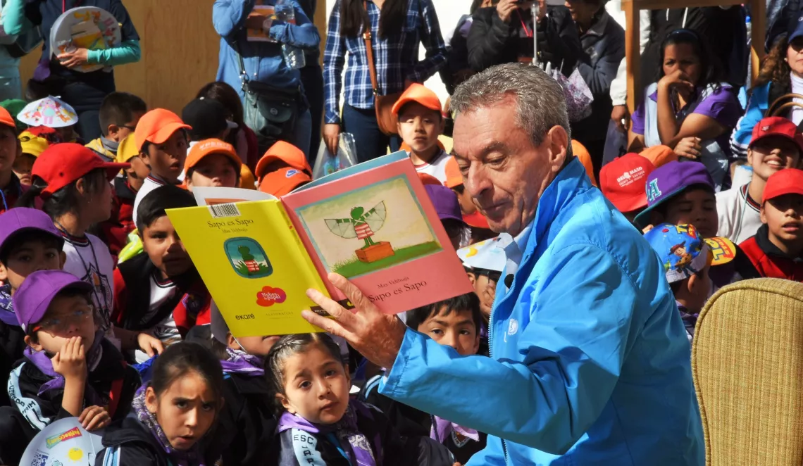 César Costa lee un libro a niñas y niños
