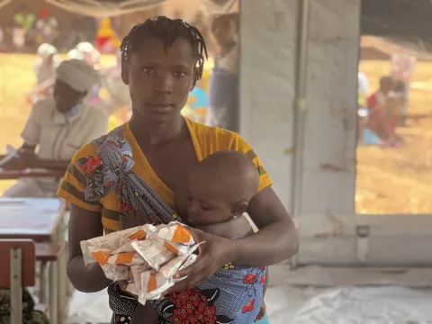 A bebé Gerinha recebe tratamento vital para se recuperar da desnutrição