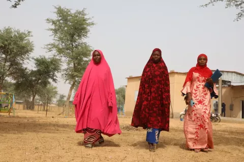 Awa, Alima et Zenabou, relais communautaires, font partie du Comité villageois de protection de l’enfant de Matamèye